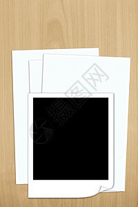 白纸上空白的相片框用木制背景背景图片