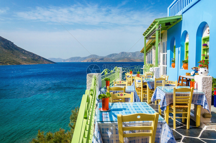 希腊蓝色阳台的典型希腊餐厅俯冲海图片