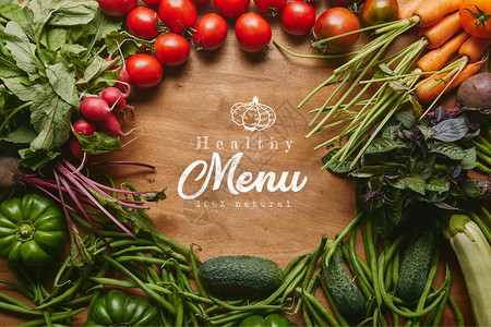 以健康菜单为字母的木制桌上健康的绿蔬菜图片