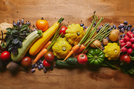 木桌上蔬菜和豆类的食物组合图片
