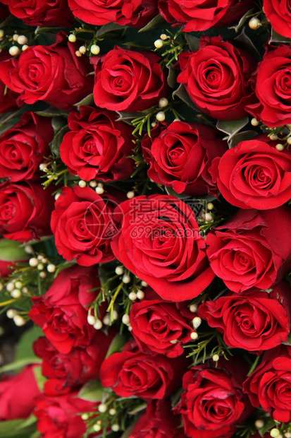 一组红玫瑰和小白浆果婚礼装饰品图片