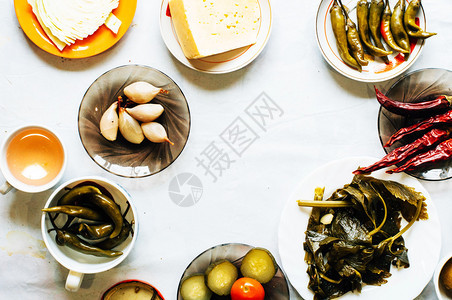 用胡椒和大蒜腌制的碗盘子上的一组发酵蔬菜素食风格晚餐的俯视图图片