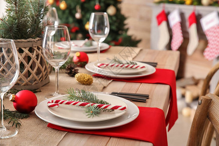 圣诞晚餐的美丽餐桌布置图片