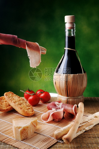 意大利典型的干酪和红葡萄酒意图片