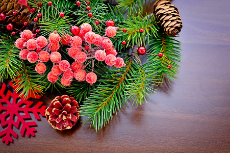木制背景上的圣诞装饰品和云杉树枝图片