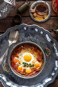 煎鸡蛋加已治愈的肉传统土豆早餐配有金图片