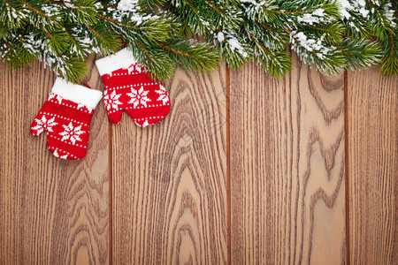 圣诞装饰和雪绒树木制背景之上图片