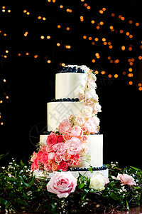 黑暗中的婚礼蛋糕图片