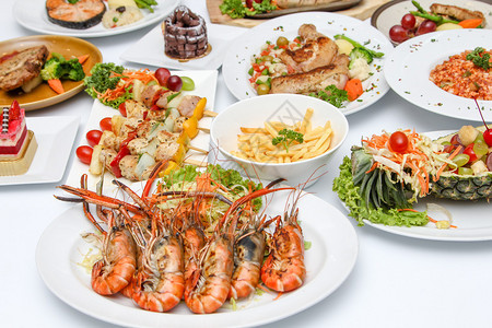 Grilled虾和餐桌图片