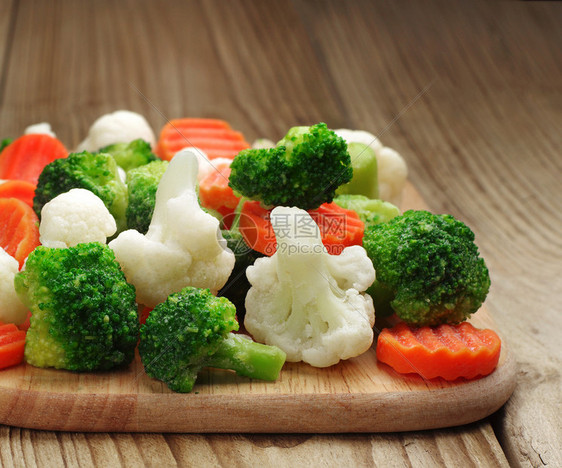 在砧板上冷冻的不同蔬菜图片
