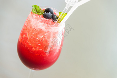 红莓果冰鸡尾酒杯不含酒精图片