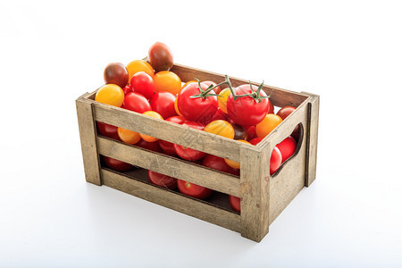 白色背景中带蔬菜的木盒图片