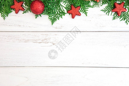 白木板上有红星和圣诞舞会装饰图片