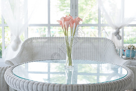 桌面和窗口硅背景上的花瓶中的粉红色花朵Vint图片