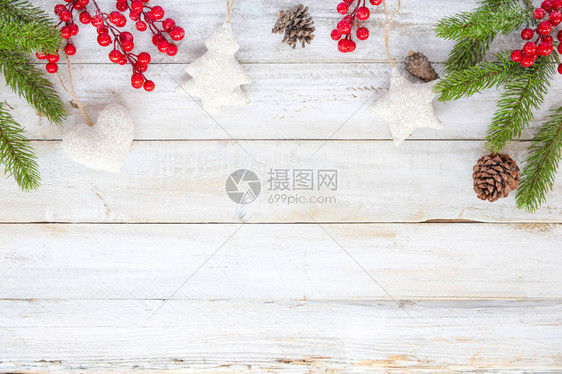 圣诞节背景圣诞节装饰元素和装饰质朴的白色木桌上的雪花具有边框和复制空间设计的创意平面布局图片