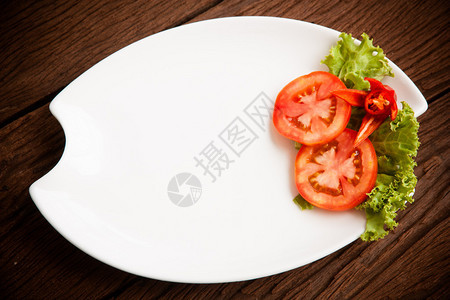 空盘子里有西红柿等食物图片