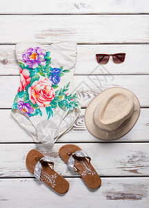 花卉印花白色泳衣单件泳衣和帽子白色架子上的时尚泳装带有配饰的女图片