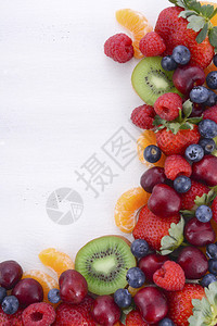 白色木桌上的新鲜有机健康水果图片