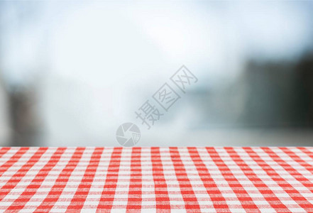 木制背景上的红布餐巾图片