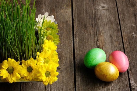 木桌上的彩色复活节彩蛋图片