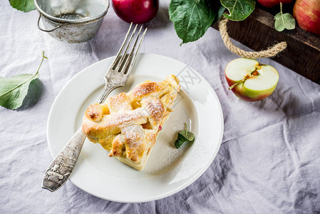 秋天传统烘烤糕饼甜自制苹果派和新鲜苹果图片