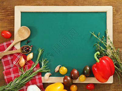 蔬菜仍与绿色板和复制图片