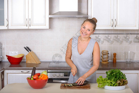 幸福的女人烹饪沙拉健康的生活方图片
