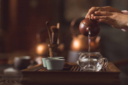 女手从茶壶特写倒茶图片