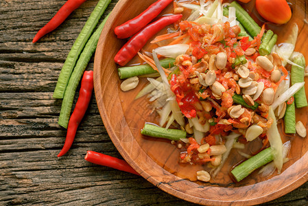 土木板上美味的泰国菜食辣酱索姆塔S图片