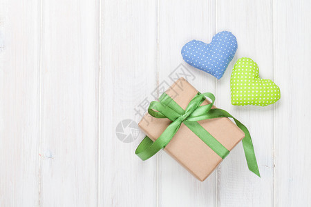情人节的玩具心和礼物盒图片