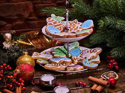 分层饼干架上的圣诞姜饼木桌和肉桂棒图片