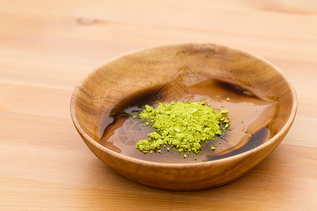 日本甜点配绿茶和黑糖图片