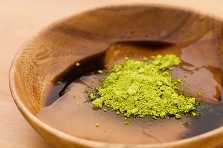 日本甜点配绿茶和黑糖背景图片
