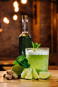 近距离观看玻璃中的绿色梵高鸡尾酒背景图片