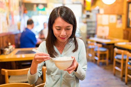 在日本餐厅喝汤的女人图片