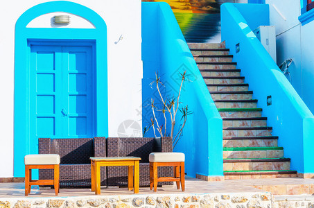 在希腊典型希腊房屋前的沙发上画着蓝色和白色图片