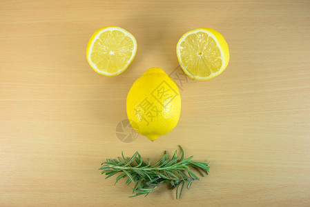 有趣的柠檬和迷迭香图片