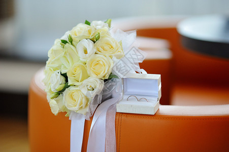 盒子里装着婚戒和一束白玫瑰图片