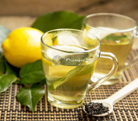 绿色新鲜茶透明杯中含柠檬的青茶图片