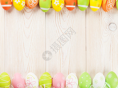 复活节背景木制桌上有多彩鸡蛋顶视图片
