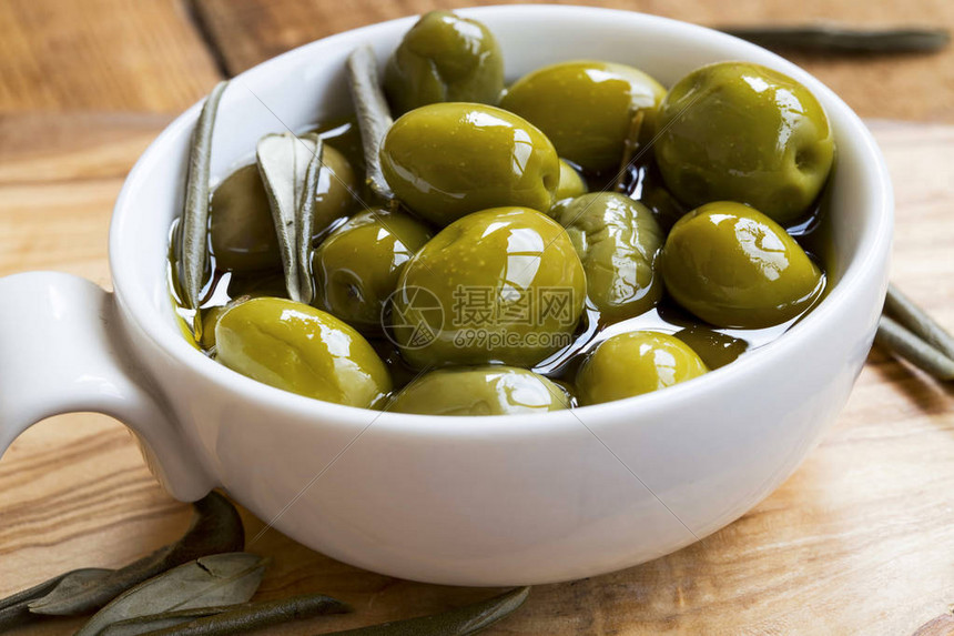 橄榄油中的绿橄榄意大利开胃菜图片
