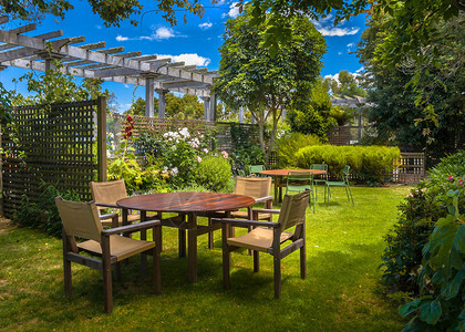 花园桌布在阳光明媚的阳光下图片