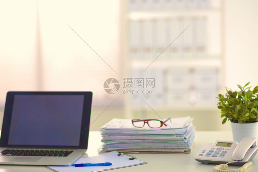 白背景的桌面上有堆叠文件夹高清图片下载-正版图片502838988-摄图网