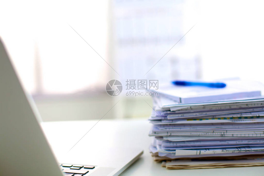 白色背景的桌面上有堆叠文件夹高清图片下载-正版图片502839046-摄图网