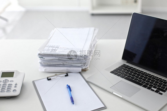 白背景的桌面上有堆叠文件夹图片