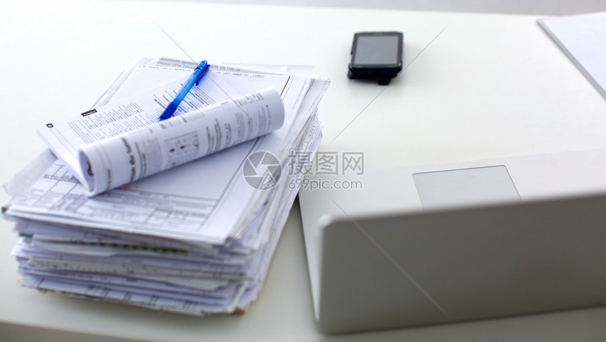 白背景的桌面上有堆叠文件夹高清图片下载-正版图片502839161-摄图网