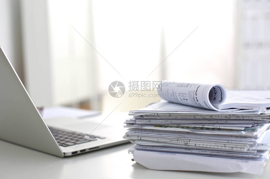 白色背景的桌面上有堆叠文件夹高清图片下载-正版图片502839164-摄图网