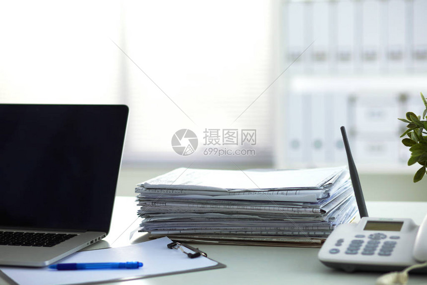 白色背景的桌面上有堆叠文件夹高清图片下载-正版图片502839201-摄图网