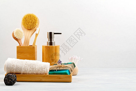 用于沐浴的竹子配件碗皂液器刷子牙刷毛巾和用于个人卫生的有机干洗发水浴室内部的零浪费无塑料图片