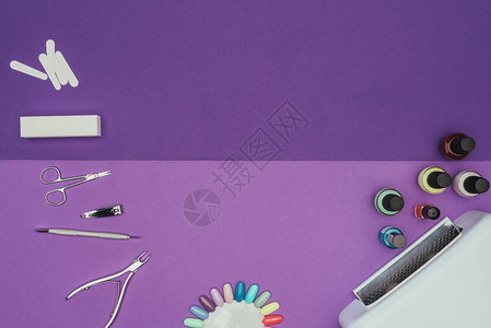 紫色桌子上的修指工具和紫色图片